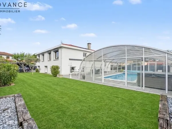 SAINT JEAN - Maison avec dépendances, piscine & garage