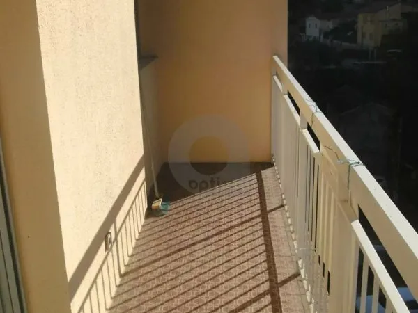 Menton Careï studio loué avec parking et cave