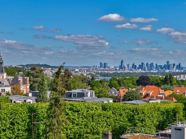 Appartement 7 pièces en dernier étage avec TERRASSE et VUE PARIS