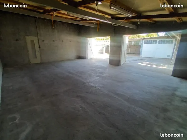 Location entrepôt garage avec dépendances idéal artisan ou stockage sur Livron