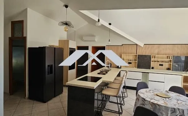 Apartement T4 meublé + grande terrasse Sainte Clotilde