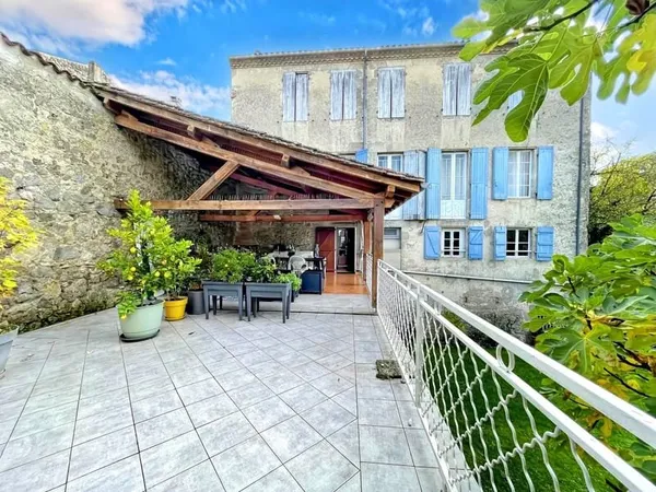 Maison de Maître à Nérac : Charme Authentique et Vue Imprenable