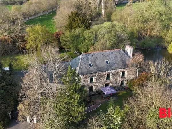 A VENDRE - Superbe propriété dans un cadre idyllique avec 2460m² de terrain - BRÉCÉ
