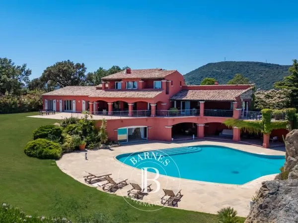 GRIMAUD - VUE MER - PISCINE - 5 CHAMBRES