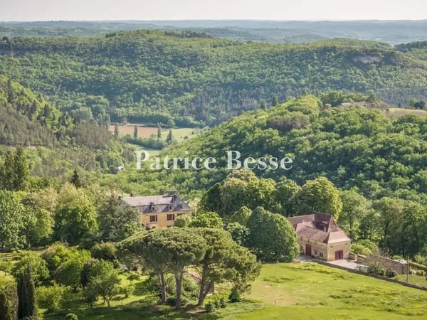 En Périgord noir, face à un panorama exaltant, un domaine de 38 ha de collines boisées et de pacages