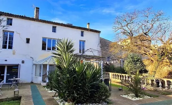 Grande maison de ville en pierre, emplacement privilégié offrant un fantastique potentiel pour une c