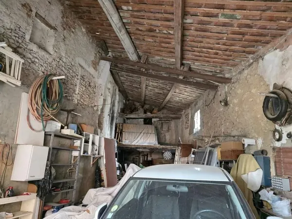 Remise pouvant être transformée en habitation à vendre à Saint saturnin d'Apt