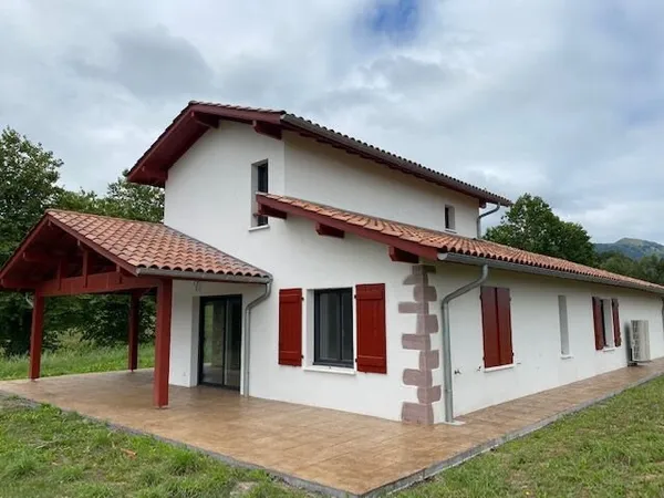 Maison meublée à louer à l'année à Hélette.