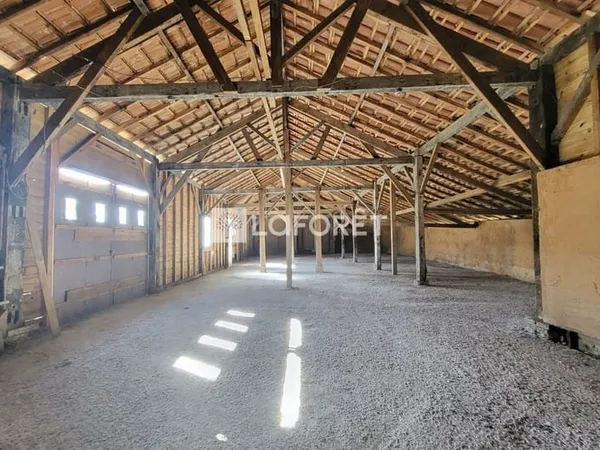 Grange de 280 m² sur 2994 m² de terrain à SAINT PAUL EN BORN.