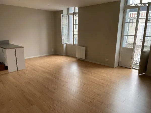 Appartement T2 à louer vide non meublé, rénové et isolé, balcon, 46 m2 à PERIGUEUX centre ville, 3 R