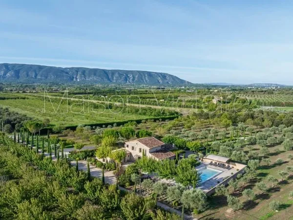 Propriété d'exception en pierre sur 3 hectares, alliant authenticité et confort moderne - Gordes.