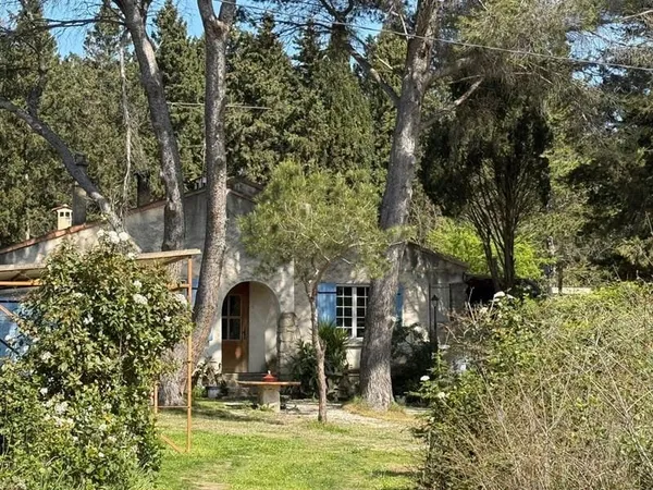 Grand terrain et potentiel unique - Maison à rénover à Saint-Rémy-de-Provence
