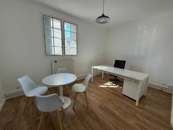 Bureau et espace de travail Location Tours  65m² 1265€