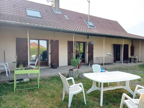 Située à Jouvençon (71290), cette propriété offre un cadre paisible en pleine campagne, idéal pour l