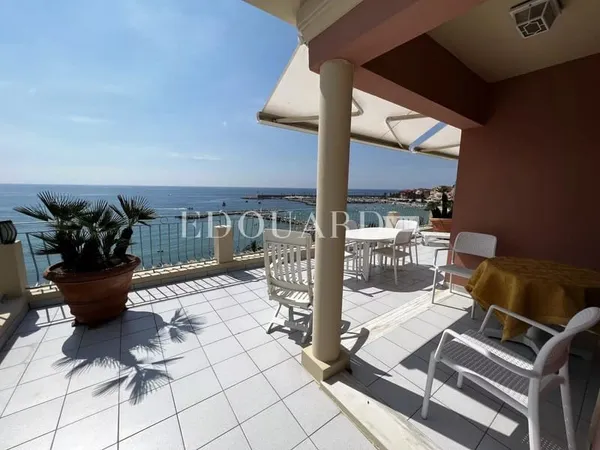 Penthouse avec spectaculaire terrasse et superbe vue mer, au dernier étage d'un splendide immeuble d