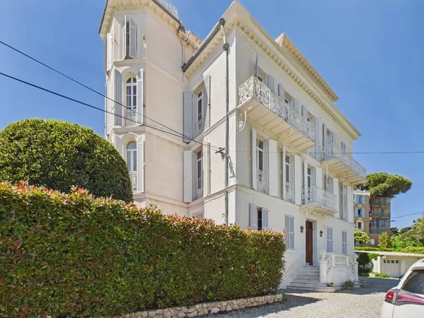 Appartement 5 pièces avec vue mer et bien situé - Antibes