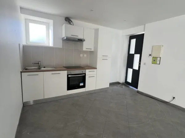 À louer Bureau lumineux avec cuisine et salle de bain