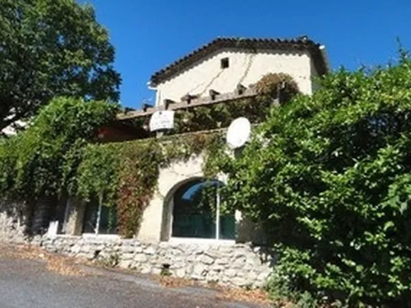 Maison atypique avec terrasse plein sud et piscine , Alès