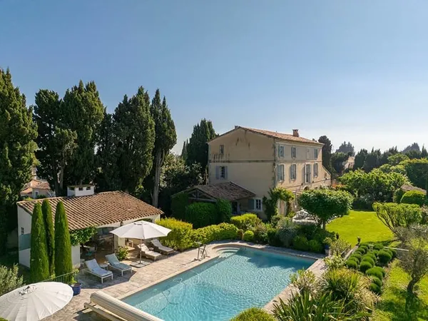 Très beau Mas au coeur d'un village provençal