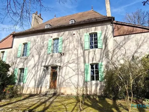 Proche de Buxy : maison de caractère avec parc.