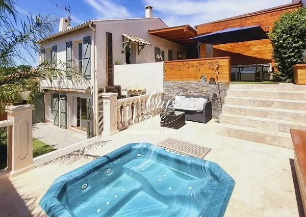 VILLA CLE EN MAIN PROCHE CENTRE VILLE A VENDRE RENOVEE A SAINTE MAXIME - GOLFE DE SAINT TROPEZ