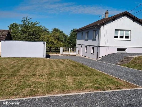 Maison semi-mitoyenne parfaitement isolée, aucun vis-à-vis, calme absolu. Mitoyenneté sans nuisance 