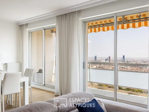 Appartement entièrement rénové en dernier étage avec vue imprenable sur Lyon et la chaîne des Alpes