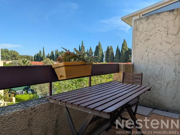 Appartement T1 à louer à La Londe-les-Maures, dernier étage avec balcon et parking
