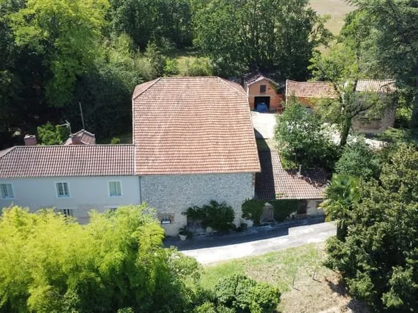 Joli corps de ferme avec dépendances et un terrain d'env 6.4