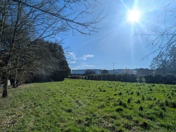 Terrain commercial + hangar - Zone UE - 3 100 m² - 56910 Carentoir (Morbihan)
