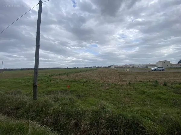 Terrain à bâtir de 327 m² à VILLEDOUX (17)