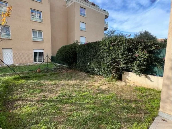 Appartement T1 bis 34m2 refait à neuf + Terrasse 18m2 + jardin 45m2 + cave + garage double Saint Lau