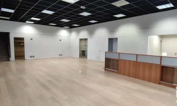 Local commercial 220 m²