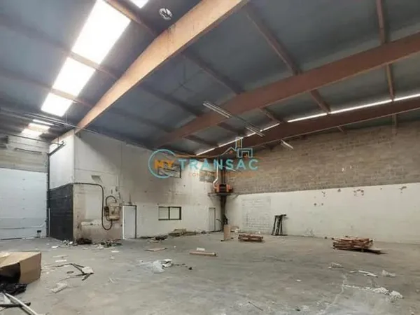 A Louer locaux d'activités 387m², 564m² à Emerainville