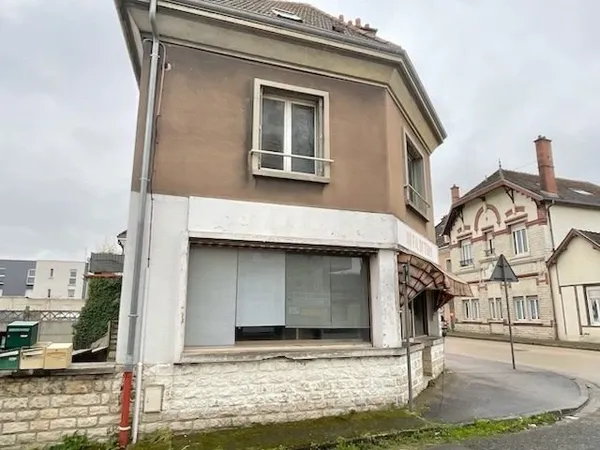 Lot complet de 1 commerce et de 2 appartements caves et jardins