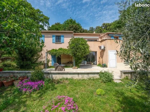 Villa 8 pièces 232 m²