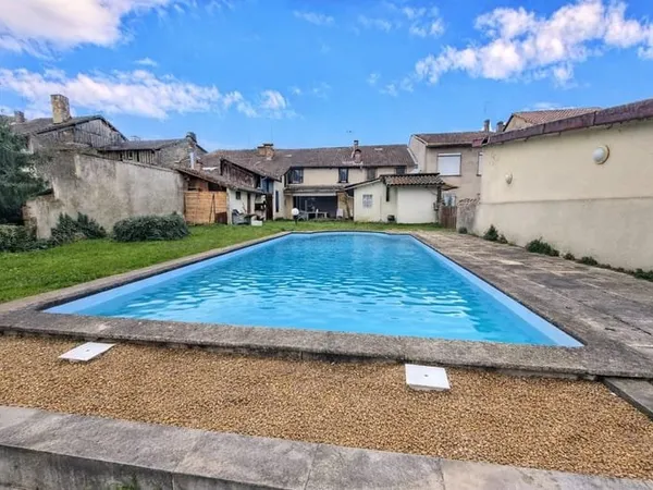 Maison de caractère avec grand terrain, piscine et dépendances