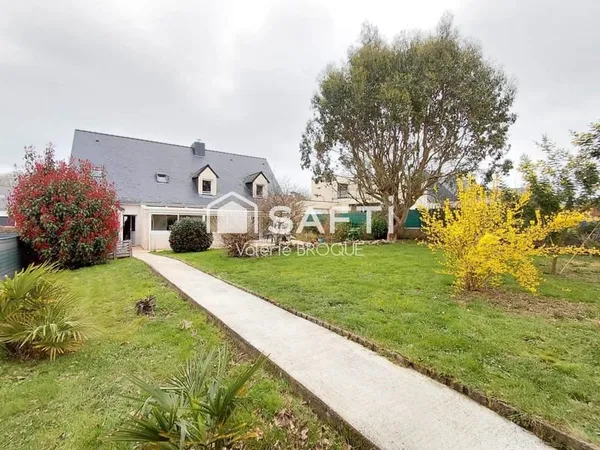 Maison non mitoyenne, vie de plain pied, grand terrain et grand garage