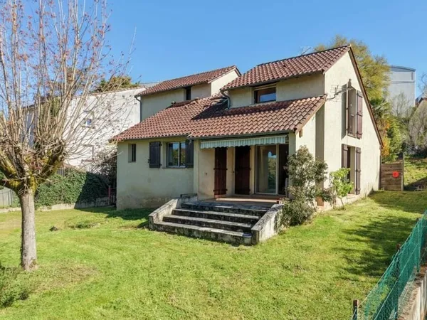 Maison atypique avec jardin clos au coeur de Souillac, beaux volumes et fort potentiel de valorisati