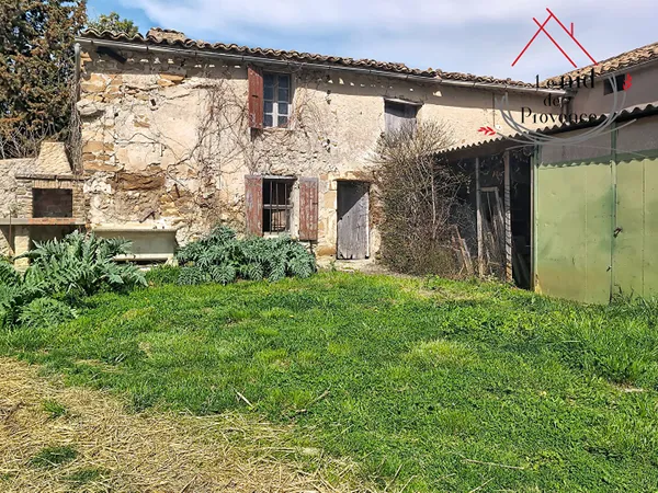 Ferme à restaurer totalement avec terrain attenant