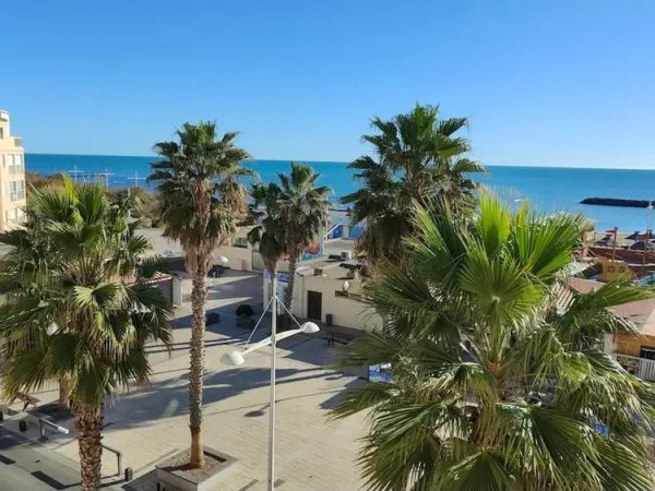 LE CAP D'AGDE: Môle face mer! 1ère ligne, appartement de style STUDIO + grande loggia vitrée de 7.7m
