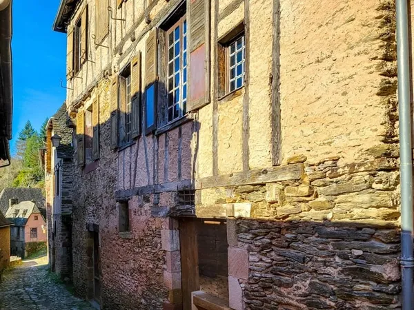 Maison historique à Conques sur le chemin de pèlerinage GR65