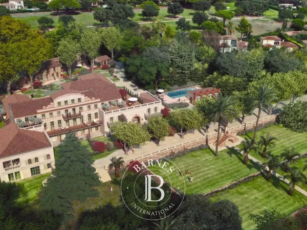 GOLFE DE SAINT-TROPEZ - LUXUEUX APPARTEMENT 2 CHAMBRES AVEC TERRASSE ET JARDIN