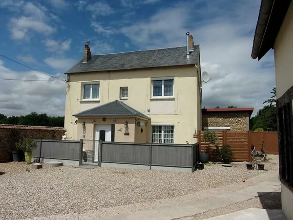 Pacy-sur- Eure : ensemble de deux maisons et dépendances sur 6143m² de terrain