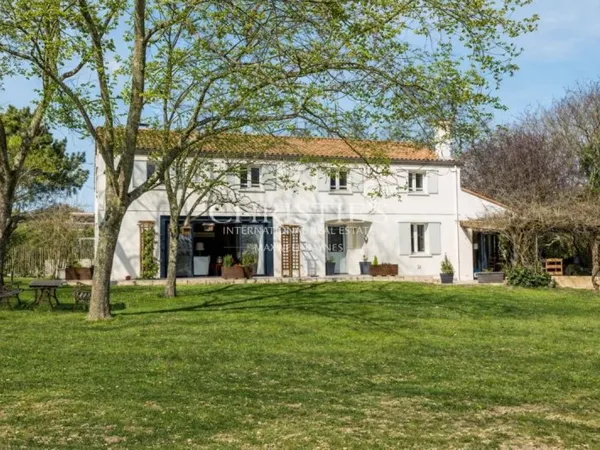 Latresne - Élégante maison familiale avec piscine et grand parc arboré à quelques minutes de Bordeau