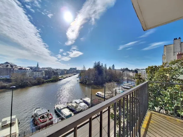 Grand T3 avec balcon vue Erdre et parking à NANTES
