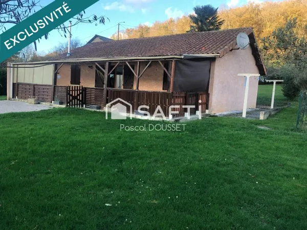 Maison plain-pied avec 2 chambres sur parcelle arborée.