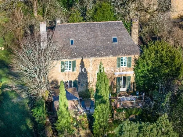 Entre Haut Quercy et Corrèze, au calme d'un petit village, un presbytère à usage d'habitation, son j