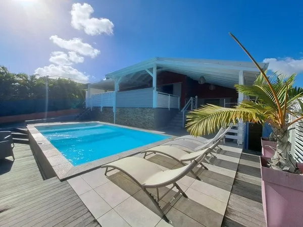 Villa créole élégante avec piscine et jardin tropical à Saint-François