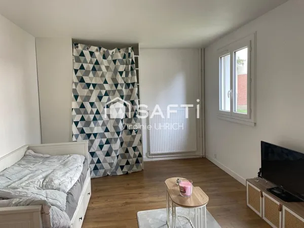 Studio de charme, rénové, de 31m2, avec grande cave, à Maurepas, en zone piétone, au calme et proche